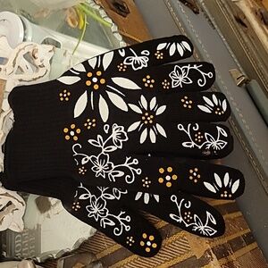 NWT Temptations Black Floral Insulated Oven Gloves